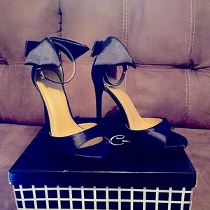 These are Jessica Carlyle Black satin heels